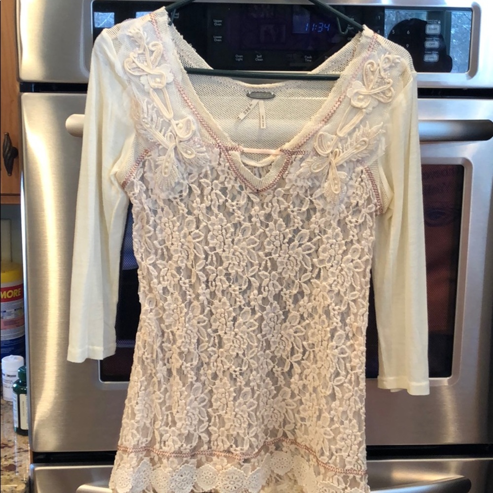 Gimmicks by BKE. Lace embroidered top Size XS